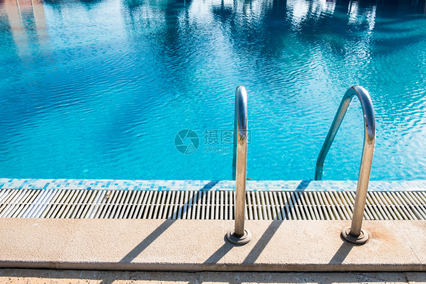 旅馆蓝水中游泳池楼梯图片