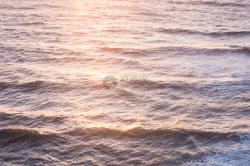 对太阳在水浪表面升起的海洋空中观察图片