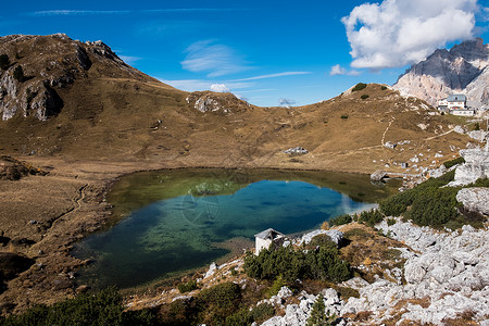 令人惊异的秋季农村风景其背是黄树和浅地山丘上的池塘高清图片