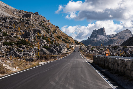 意大利阿尔卑斯山脉公路风景图片
