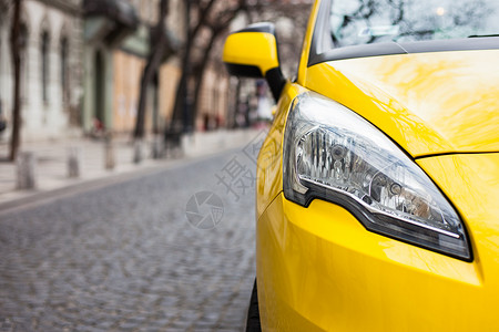 现代运动黄色汽车的近光灯外表详细介绍城市背景昂贵运动汽车的概念图片