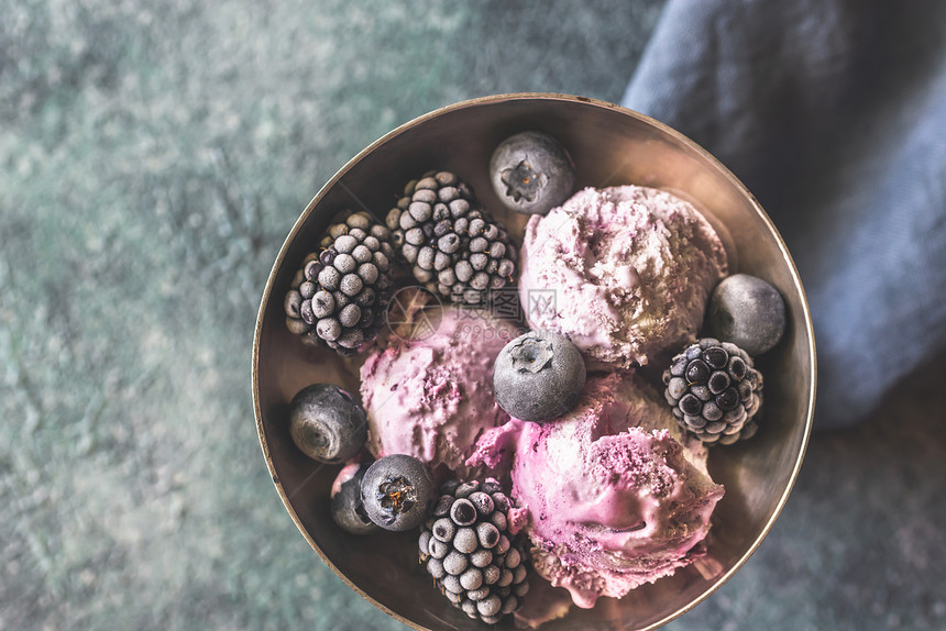 水果冰淇淋鲜蓝莓和古年花瓶中的黑莓图片