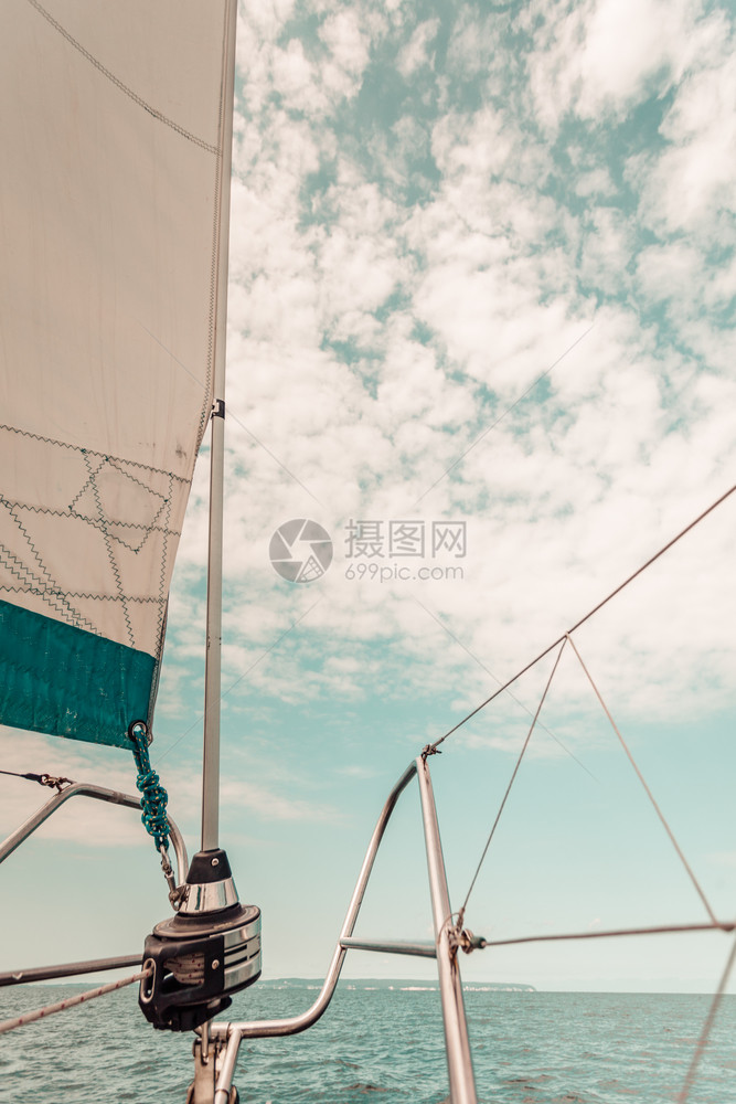 Lappergenoa滚吉卜在海上游轮航行期间的船上帆布表阳光明媚的一天图片