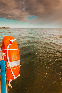 游水探险艇的海景接近生命平静的水阳光明媚天气云彩繁多的天空阳光明媚的天气背景图片