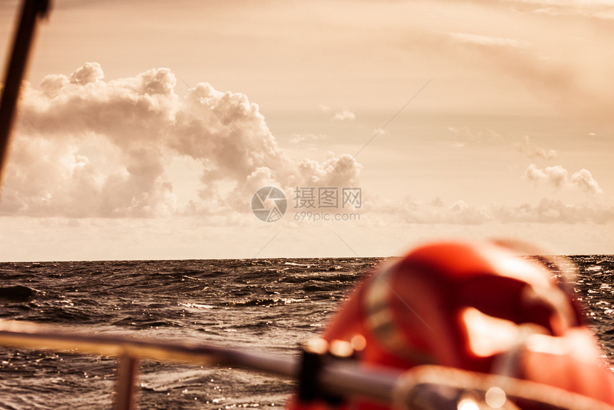 游水探险艇的海景接近生命平静的水阳光明媚天气云彩繁多的天空阳光明媚的天气图片