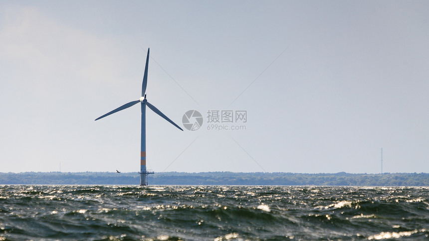 垂直轴风力涡轮机发电站用于在丹麦附近的沿海黄岸可持续和替代能源生产态电力丹麦波罗的海风力涡轮机农场图片