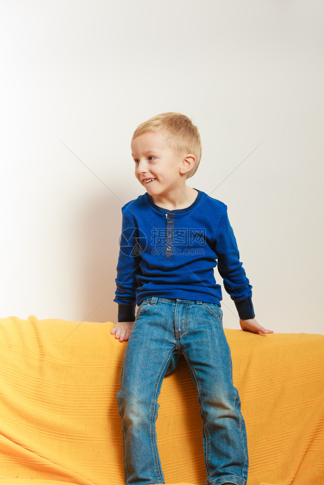 小男孩在沙发上玩得开心图片