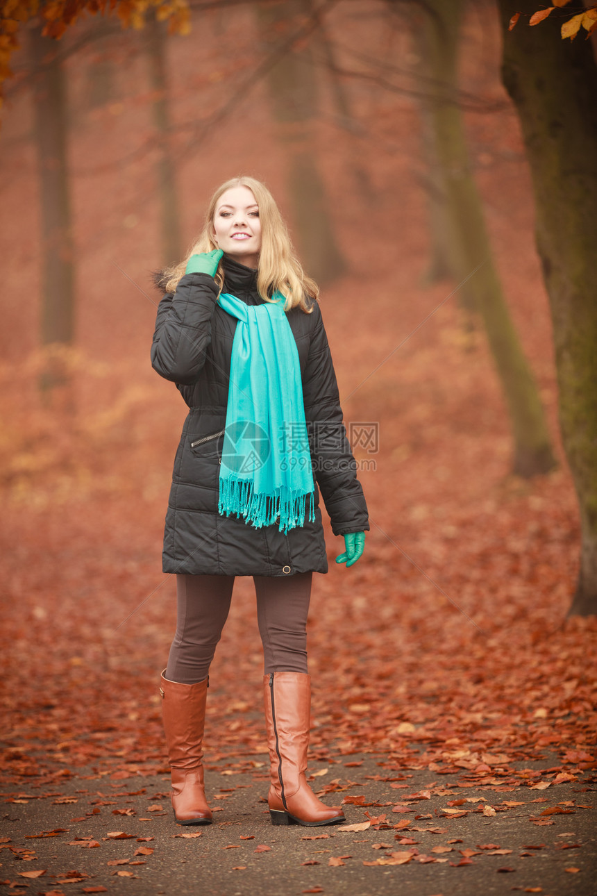 女孩在公园里游荡年轻女在外面闲逛享受秋天的气图片