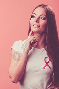 保健医药和乳腺癌认识概念浅红色背景胸口上的妇女粉色癌症丝带图片