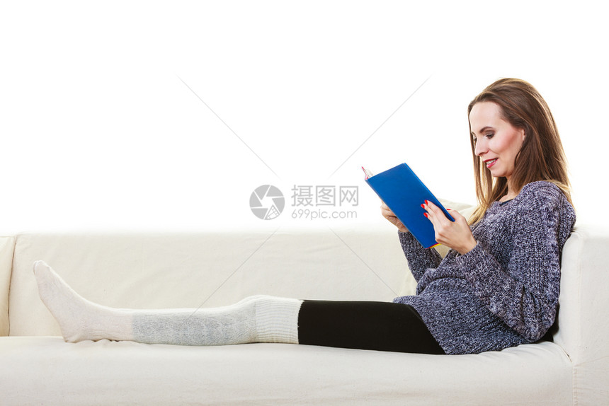 休闲教育文学和家庭概念在坐沙发上看书的妇女图片