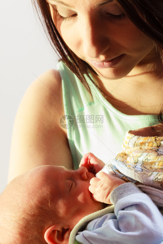 母亲抱新生儿家庭父母亲童年概念怀着新生婴儿的母亲图片