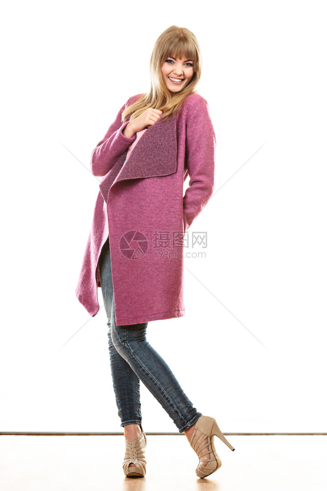 时装年轻金发时装穿着鲜彩粉红色大衣的年轻金发时装女穿着鲜艳彩粉红色大衣的年轻金发女时装模特白背景孤立的女模特图片