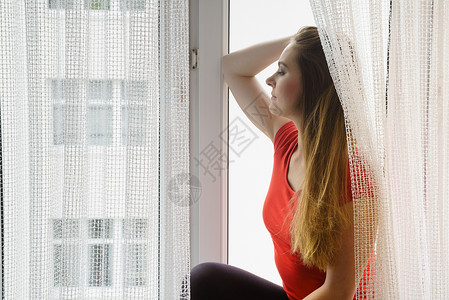 快乐的女士坐在窗台上充满活力的早晨在想着白天轻松地享受快乐的时光图片