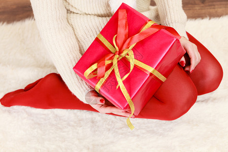 妇女打开或包装红箱礼物女用红箱礼物的手图片