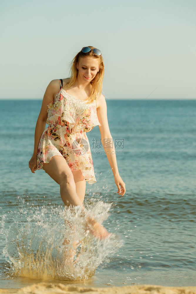 穿着短裙玩耍和水的女子享受暑假图片