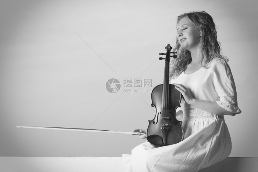 音乐爱好和日常激情概念落时在码头外的妇女拿着小提琴在码头外的妇女拿着小提琴图片