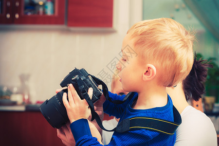 儿童在室内玩专业数码相机拍摄各种照片图片