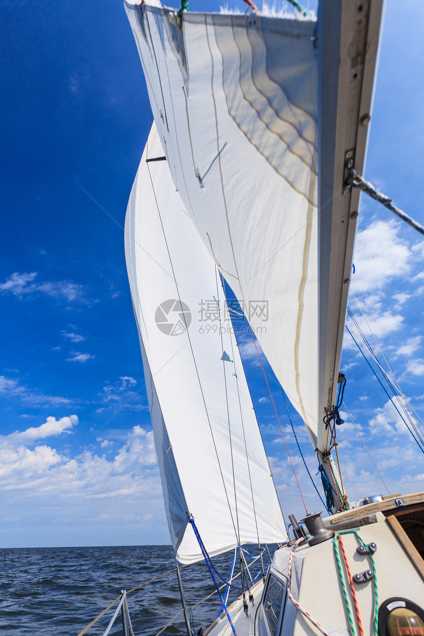 旅游奢华生活方式海上游艇帆船航行图片