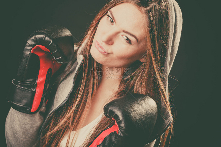 运动技巧强健的身体运动和康的生活方式年轻女与对手一起穿运动式拳击女穿着连帽衫和拳击手套图片