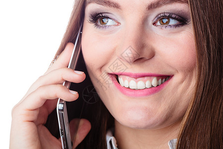 快乐的年轻女人说话会笑着打个电微笑的年轻女人会用电话图片