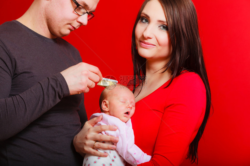 新生儿睡在母亲胸前父刷儿童头发红色背景新生儿睡在母亲胸前父刷婴儿头发图片