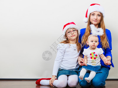 家庭圣诞节时间概念母亲与女儿美丽的人和两个惊的孩子一起母亲与女孩图片