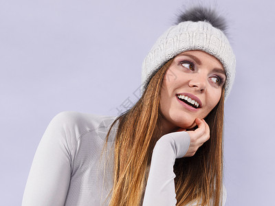 防紫外线服装在冬季羊毛帽和灰色运动中有吸引力的妇女在紫外线拍摄的滑雪训练演播室中穿热内衣的女子背景