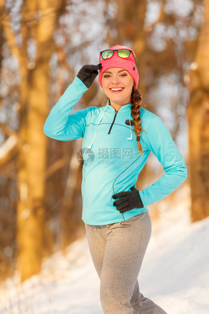 身着冬季运动服装的女孩如何在雪上安全运行健康自然概念图片