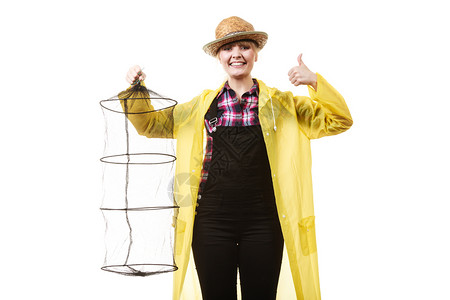 骑着空渔网玩得开心骑着空渔网的黄雨衣快乐女人图片