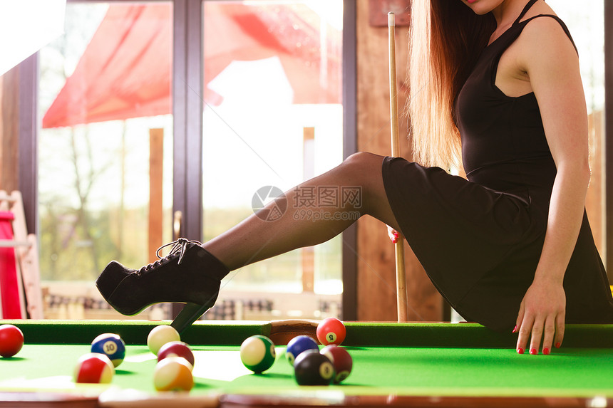 时装和娱乐概念玩台球的年轻感女孩时尚在娱乐上玩耍年轻女在玩台球时装的乐趣图片