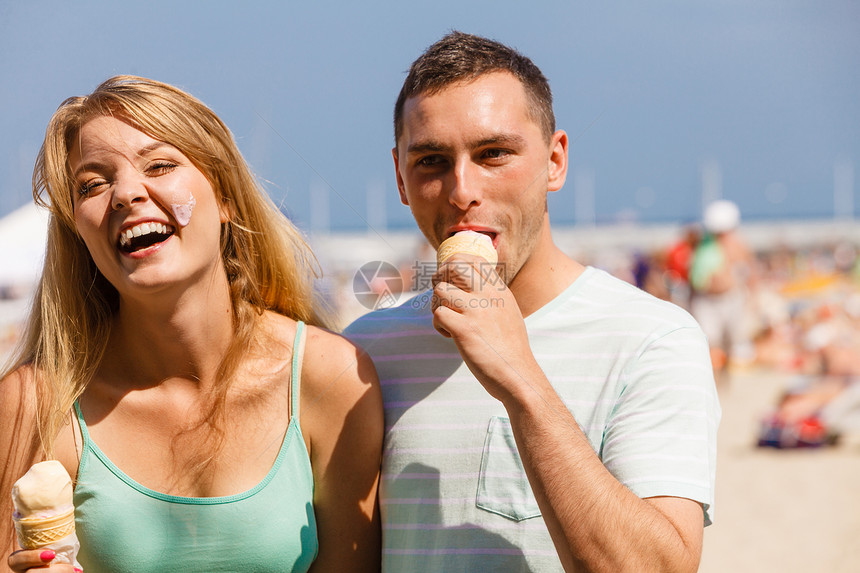男人和女约会在海滩吃冰淇淋玩得开心男人和女在海滩吃冰淇淋图片