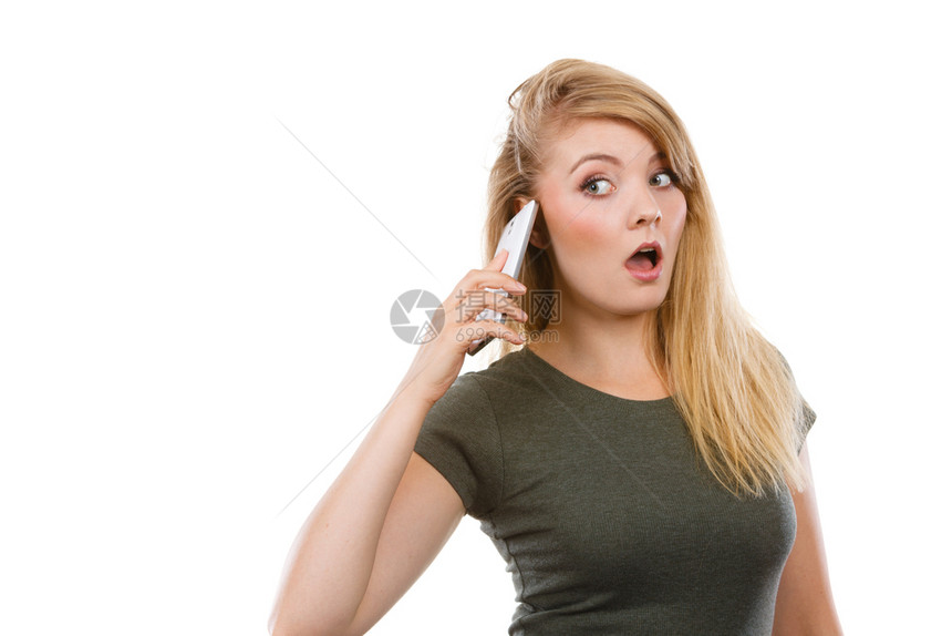 愤怒的年轻金发女人在电话上聊天愤怒的年轻女人在电话上聊天图片