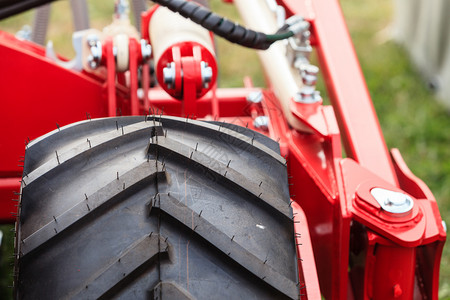 详细检查重型车辆大轮农业机械的黑色轮胎重型车辆大轮图片