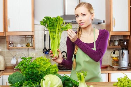 厨房里有许多绿叶蔬菜新鲜的桌上有新鲜的蔬菜金发年轻女在食用品中添加叶绿素含量高的食品健康饮素减肥纤维背景图片