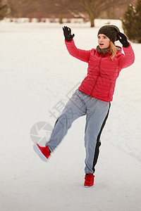 参加户外体育锻炼运动装饰思想参加温暖运动服训练的妇女冬季在户外伸腿锻炼穿着运动服的妇女冬季在户外锻炼参加运动服的妇女冬季在户外锻背景