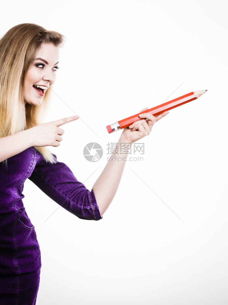 金发女学生孩或教师拿着大红铅笔绘画工作室拍摄在白色上微笑的女人手握着大铅笔图片