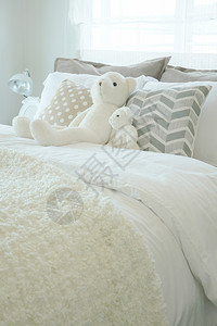 婴儿卧室床上的泰迪熊图片