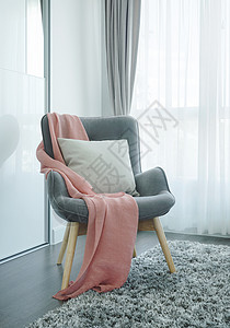 在客厅的黑灰色旧式扶椅上的粉色围巾图片