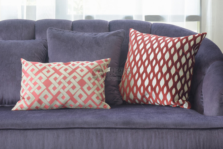 红式枕头放在客厅的葡萄树沙发上图片