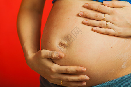 怀孕期间的皮肤护理概念图片