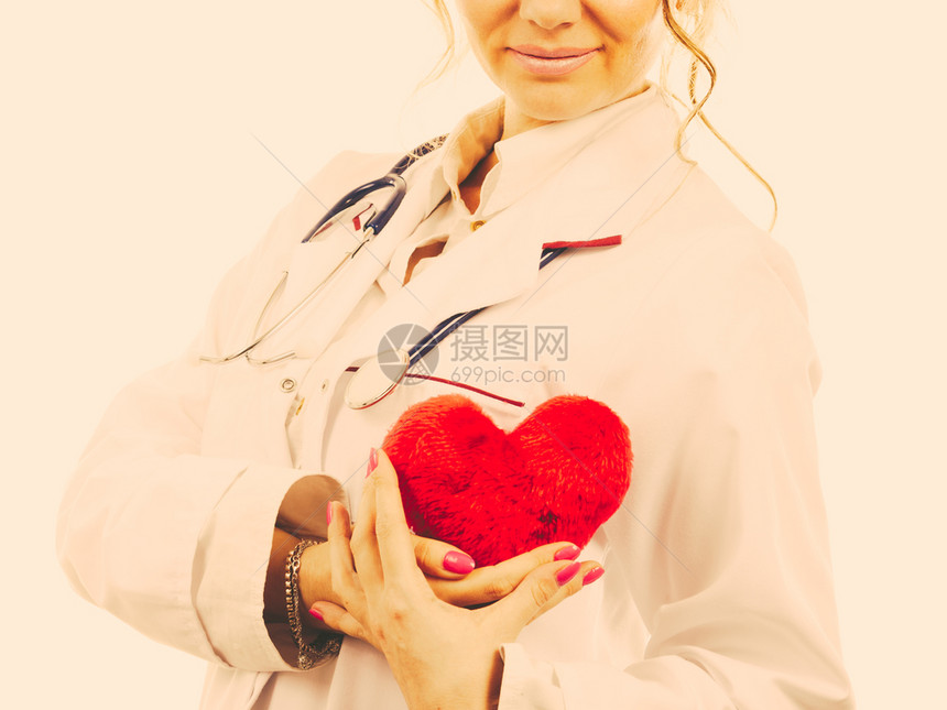 定期检查心脏病学概念持有红心的女脏病学家穿眼科和白围裙的中年医生经过滤穿红心的女脏病医师经红心科生过滤图片