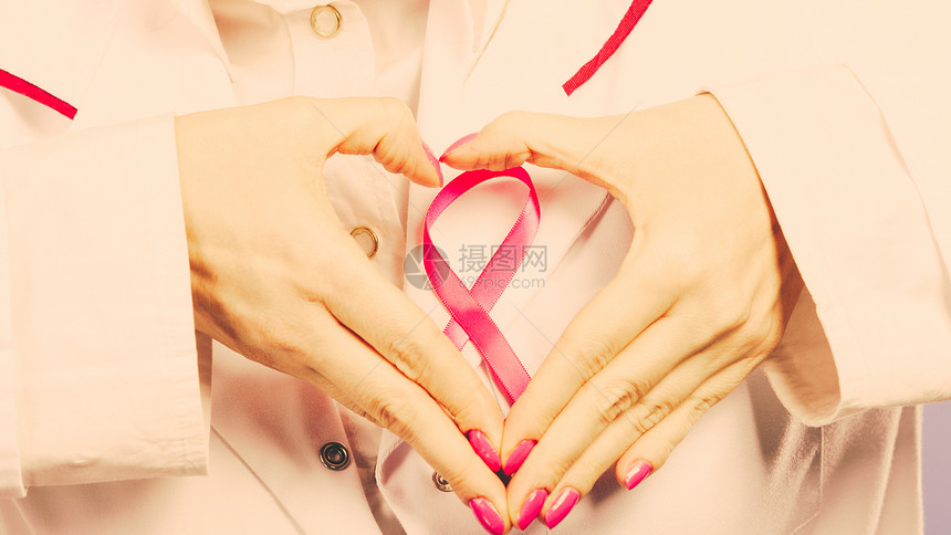 关紧女医生的手会用粉色丝带符号做心脏帮助和慈善过滤手心会用粉色丝带符号做心脏图片