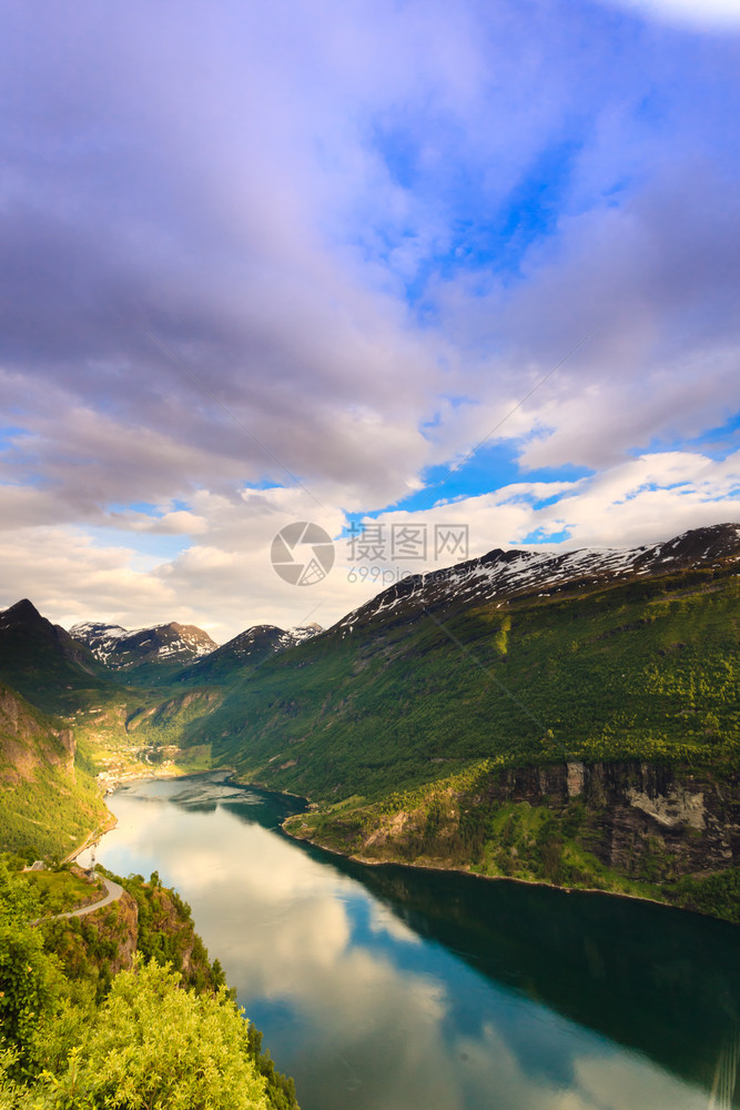 挪威斯堪的纳维亚从Flydalsjuvet的角度看Geirangerfjorden的美丽景象从Flydasjuvet的角度看挪威图片
