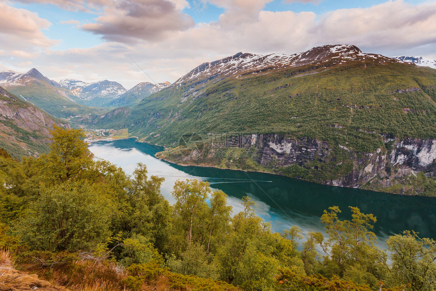 挪威斯堪的纳维亚从Flydalsjuvet的角度看Geirangerfjorden的美丽景象从Flydasjuvet的角度看挪威图片