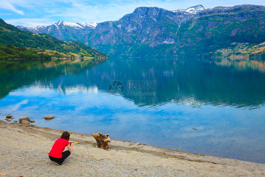 旅游和行女游者与照相机拍在Jostedalsbreen公园StrynSognogFjordane县挪威斯堪的纳维亚州Oppstr图片