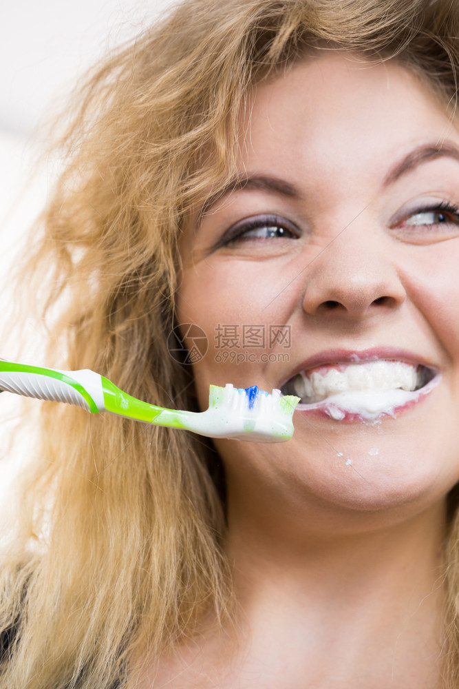 妇女刷牙阳口腔卫生工作室白背景妇女刷牙图片