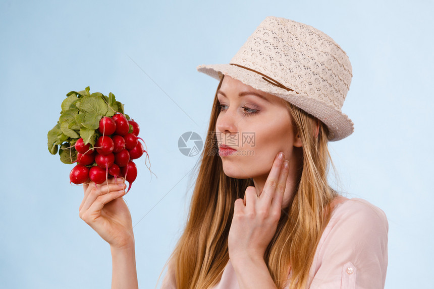 想年轻少女准备过暑假穿着粉红色服装戴着美味萝卜的太阳帽图片
