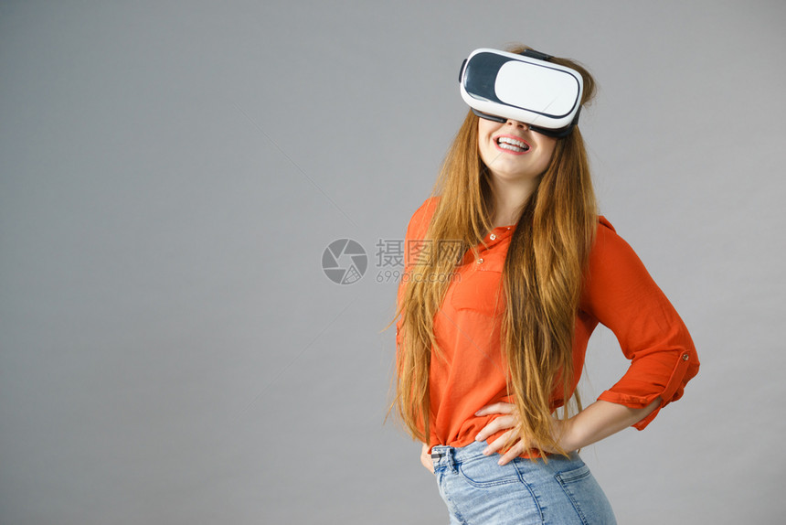穿着虚拟真实头盔Vr盒连接技术新一代和进步概念的正面女微笑工作室拍摄灰色女孩戴着虚拟真实眼镜图片