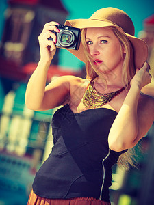 美观艺术优雅的时尚美艳太阳帽和长女着装拍照优雅用照相机拍的女优图片
