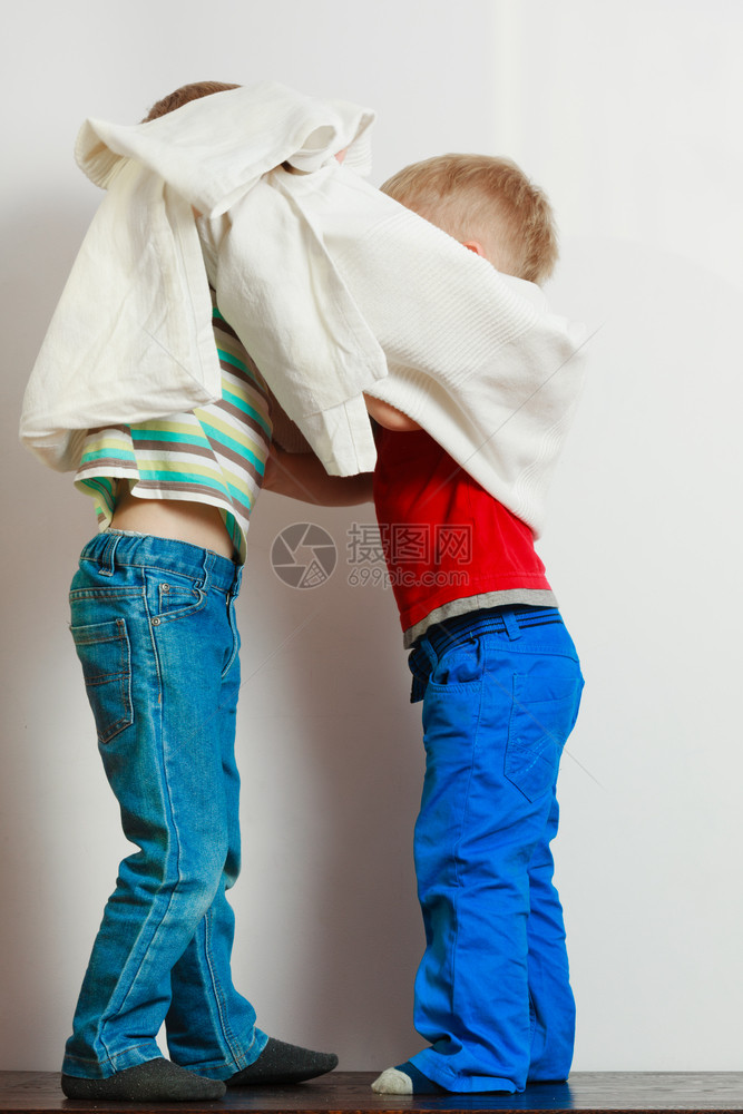 童年兄弟之间的关系概念两个小男孩在一起玩毛巾图片